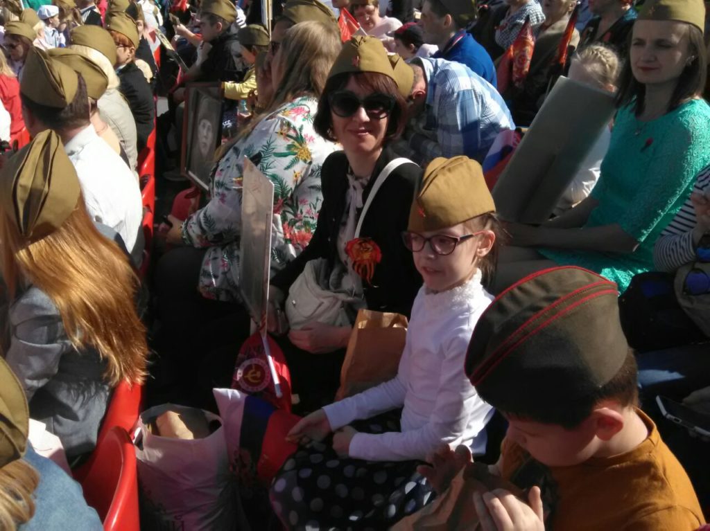 Наши уважаемые ветераны педагогического труда смогли посмотреть шествие «Бессмертный полк» с трибун на Красной площади.